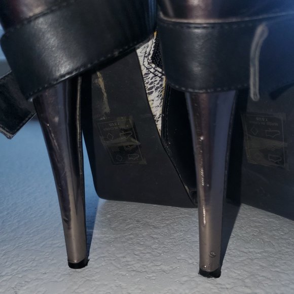 Snakeskin knee-high boots, 7.5 - Picture 4 of 6